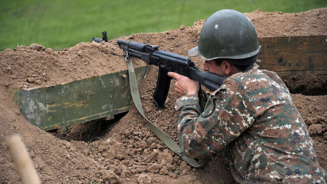 Военнослужащий армии обороны Нагорного Карабаха на первой линии обороны. Апрель 2016 года