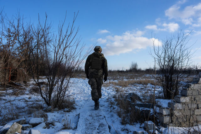 Военнослужащий армии Украины на линии соприкосновения в Донбассе, 5 февраля 2022 года