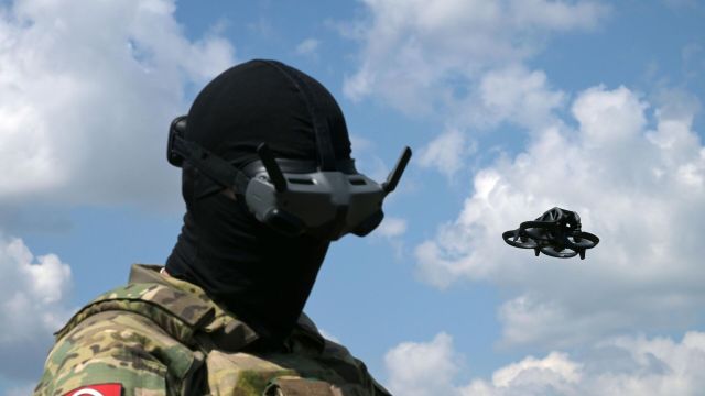 Военнослужащий Центрального военно округа (ЦВО) управляет FPV-дроном