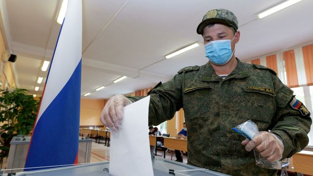 Военнослужащий голосует на выборах губернатора Камчатского края на избирательном участке No51 в Петропавловске-Камчатском