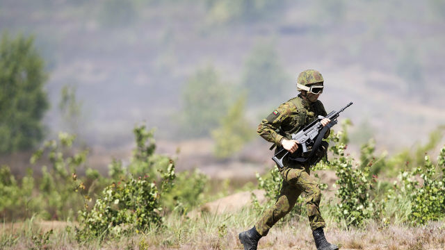 Военнослужащий литовской армии во время учений "Железный волк – 2016". Июль 2016 года