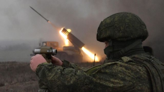 Военнослужащий МО РФ производит наведение реактивной системы залпового огня БМ-21 "Град"