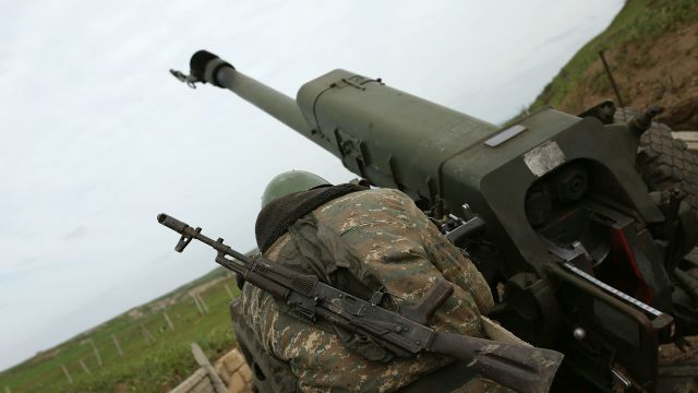 Военнослужащий на артиллерийской позиции в зоне карабахского конфликта