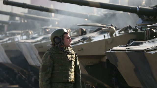 Военнослужащий на церемонии передачи новых боевых машин десанта БМД-4М и бронетранспортеров БТР-МДМ "Ракушка" на вооружение ВДВ