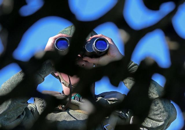 Военнослужащий на границе России и Литвы