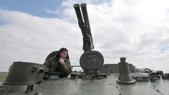 Военнослужащий на самоходном противотанковом ракетном комплексе «Хризантема-С» во время тренировки Парада Победы на военном аэродроме в Ростове-на-Дону
