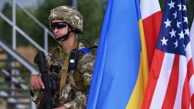 Военнослужащий на тактических учениях "Три меча-2021" (Three swords-2021) с участием вооружённых сил Украины и стран НАТО на Яворовском полигоне во Львовской области