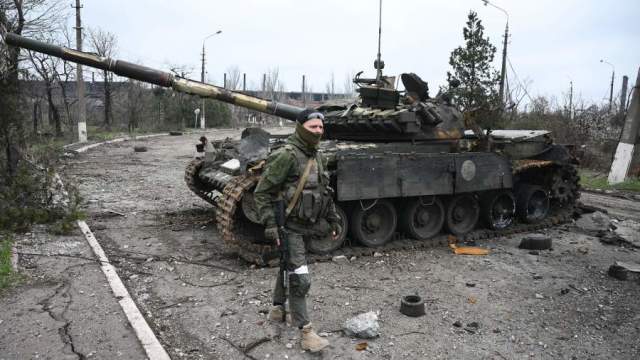 Военнослужащий Народной милиции ДНР на территории завода "Азовмаш" в Мариуполе.