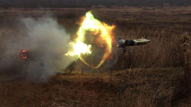 Военнослужащий проводит боевые стрельбы из ПТРК "Фагот"