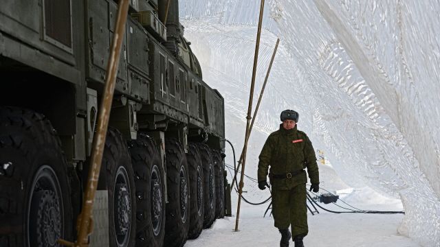 Военнослужащий ракетных войск стратегического назначения у МБР РС-24 "Ярс"