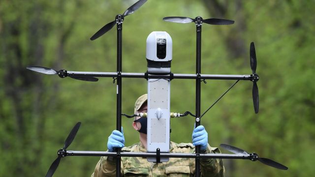 Военнослужащий Росгвардии готовит к полету беспилотный летательный аппарат ZALA