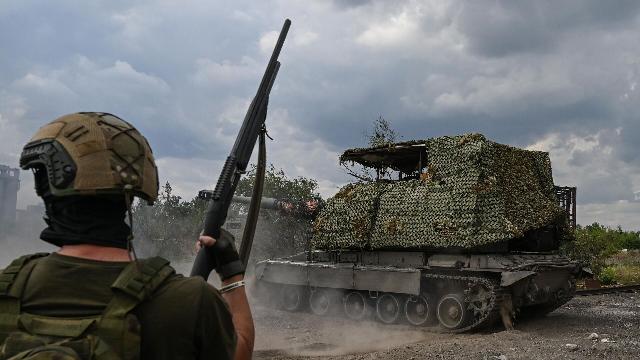 Военнослужащий следит за возможным появлением fpv-дронов во время боевой работы самоходной артиллерийской установки "Мста-С" в зоне СВО