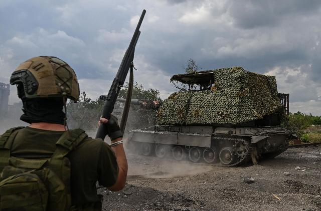 Военнослужащий следит за возможным появлением FPV-дронов во время боевой работы самоходной артиллерийской установки "Мста-С" в зоне СВО
