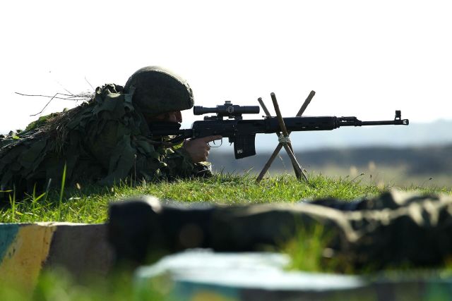 Военнослужащий стреляет из снайперской винтовки Драгунова