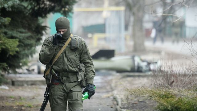 Военнослужащий у территории нефтебазы в Кировском районе Донецка, по которой была выпущена ракета "Точка-У"