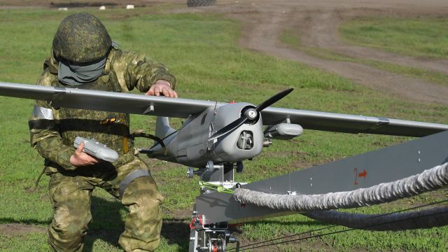 Военнослужащий ВC России запускает беспилотный летательный аппарат "Орлан-10"
