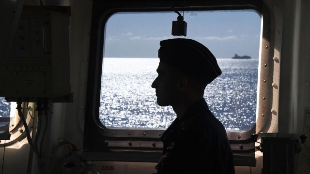 Военнослужащий ВМФ России на борту корвета "Громкий"