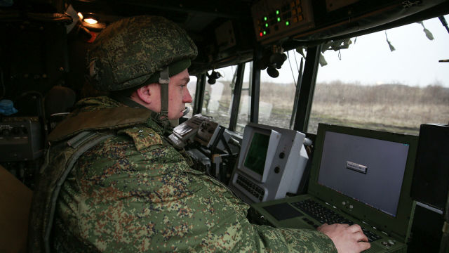Военнослужащий во время учений оперативно-тактического ракетного комплекса (ОТРК) "Искандер".