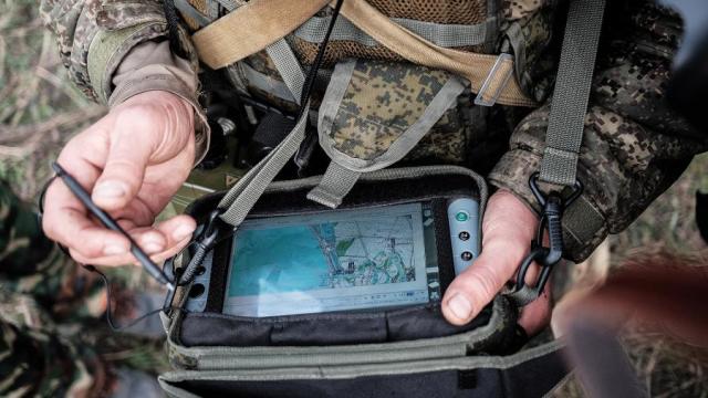 Военнослужащий Вооруженных сил РФ с планшетом комплекса «Стрелец» на полигоне Молькино во время тактических учений