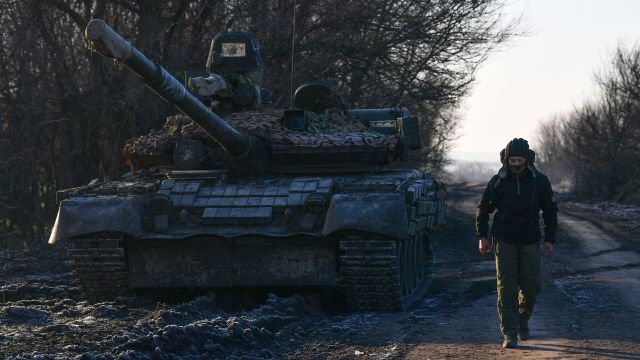 Военнослужащий вооруженных сил РФ у танка Т-80 в зоне проведения СВО