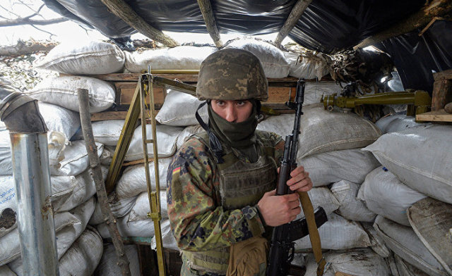 Военнослужащий вооруженных сил Украины в районе города Золотое Луганской области