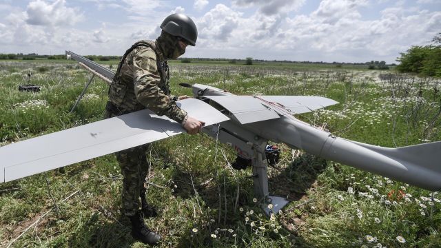 Военнослужащий ВС РФ готовит к запуску беспилотный летательный аппарат "Орлан-30" в зоне проведения спецоперации