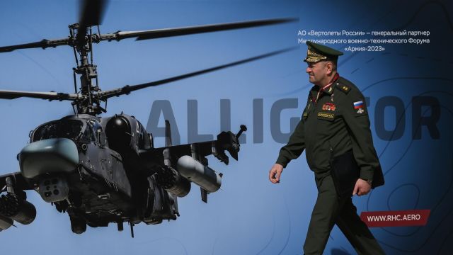 Военнослужащий ВС РФ на выставке в рамках Международного военно-технического форума "Армия-2023"