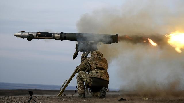 Военнослужащий ВС РФ производит стрельбу из противотанкового ракетного комплекса