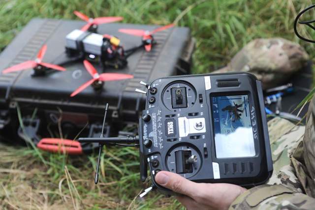 Военнослужащий ВС РФ проводит предполетную подготовку FPV-дронов