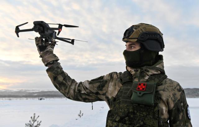 Военнослужащий ВС РФ с FPV-дроном