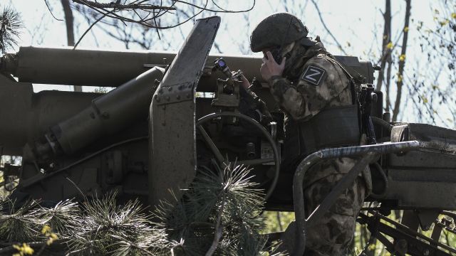 Военнослужащий ВС РФ у самоходной артиллерийской установки
