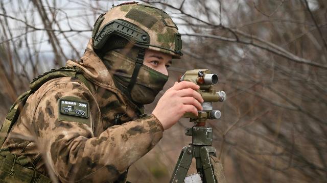 Военнослужащий ВС РФ выполняет ориентацию батареи для ведения огня по позициям ВСУ