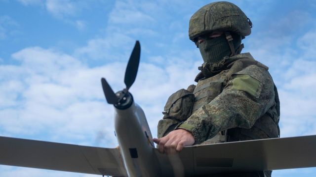 Военнослужащий ВС РФ запускает беспилотный летательный аппарат ZALA на Николаево-Криворожском направлении