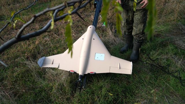 Военнослужащий ВС РФ запускает дрон-камикадзе "Куб"