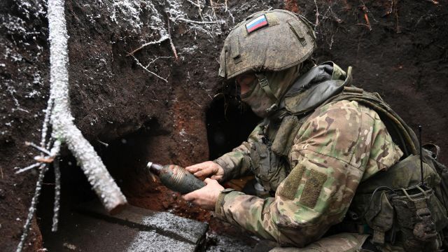 Военнослужащий ВС России подготавливает миномет в зоне СВО