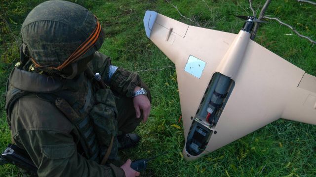 Военнослужащий ВС России запускает дрон-камикадзе "Куб"