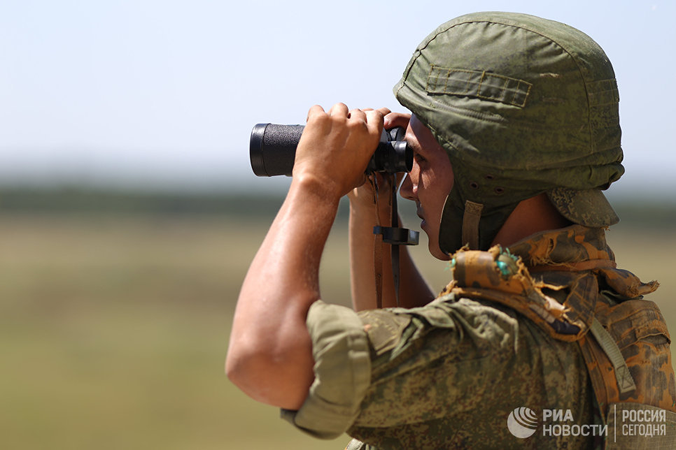 Военный следит. Русский военный жара моховым. Военнослужащий следит за своим здоровьем.