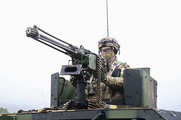 Военнослужащий армии США во время совместных учений войск НАТО Allied Spirit VII в Германии. 12 ноября 2017