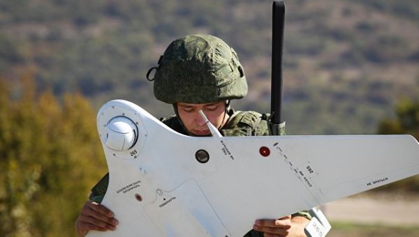 Военнослужащий готовит беспилотный летательный аппарат (БПЛА)