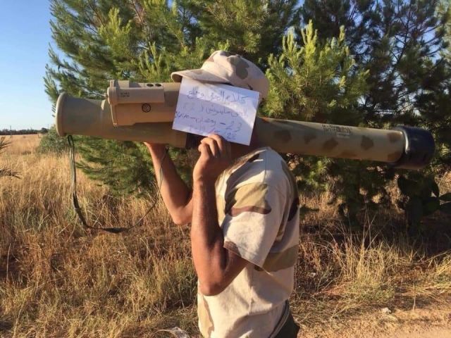Военнослужащий Ливийской национальной армии фельдмаршала Хафтара с ручным противотанковым гранатометом РПГ-32 "Хашим" российского производства, Ливия, 2019 год