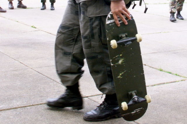 Военнослужащий морской пехоты США со скейтбордом