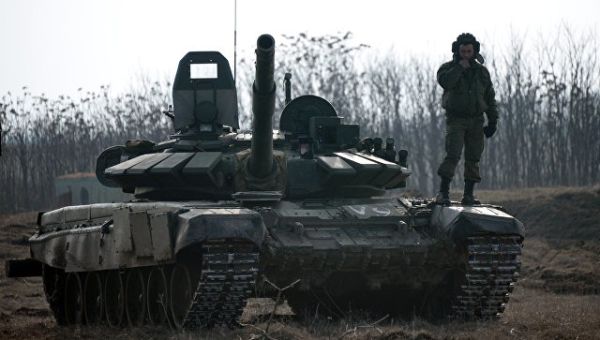 Военнослужащий на танке Т-72Б3. Архивное фото