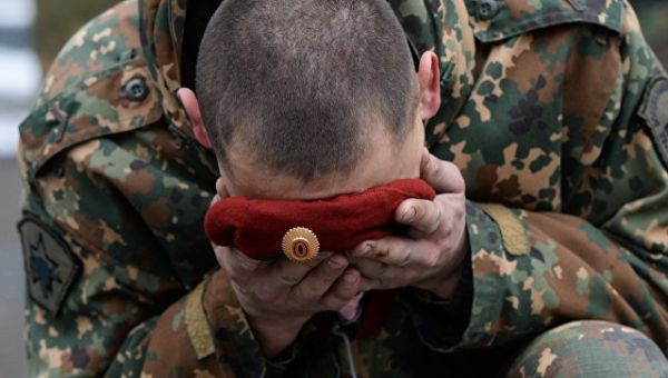 Военнослужащий национальной гвардии РФ во время церемонии вручения краповых беретов в Новосибирской области