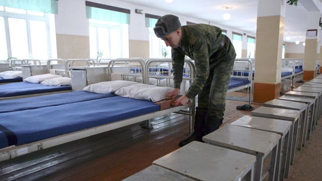 Военнослужащий Отдельного дисциплинарного батальона Сибирского военного округа заправляет постель