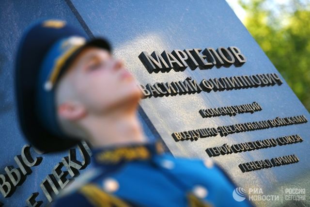 Военнослужащий почетного караула на церемонии открытия памятника генералу Василию Маргелову
