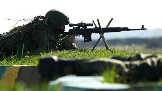 Военнослужащий стреляет из снайперской винтовки Драгунова