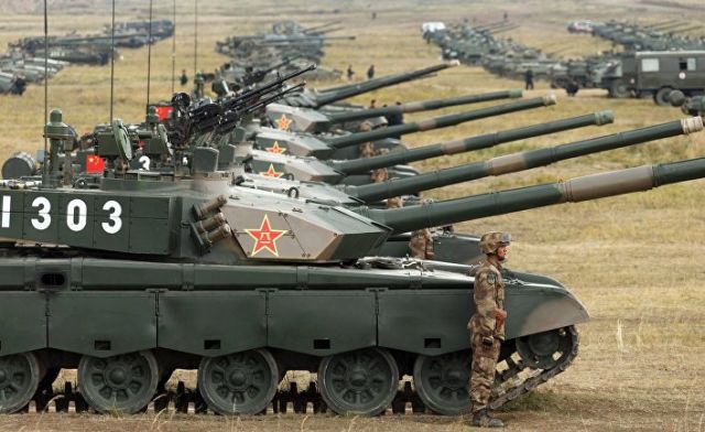 Военнослужащий у боевого танка Type 99 (ZTZ-99) Народно-освободительной армии Китая на забайкальском полигоне "Цугол" во время учений "Восток-2018"