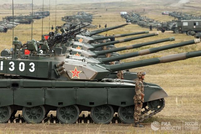 Военнослужащий у боевого танка Type 99 (ZTZ-99) Народно-освободительной армии Китая на забайкальском полигоне Цугол во время учений Восток-2018