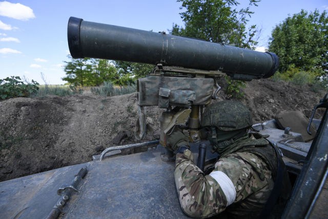 Военнослужащий Вооруженных сил РФ управляет противотанковой ракетой "Корнет" в зоне специальной военной операции