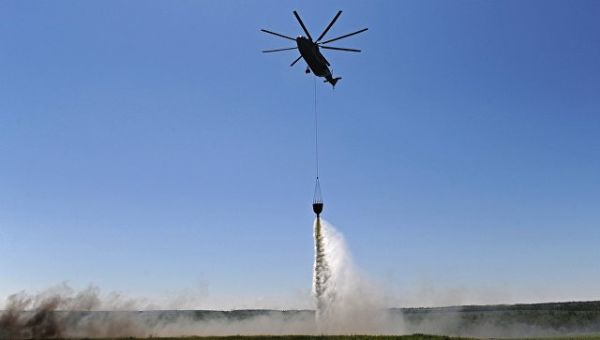 Военно-транспортный вертолет Ми-26 с водосливной системой. Архивное фото